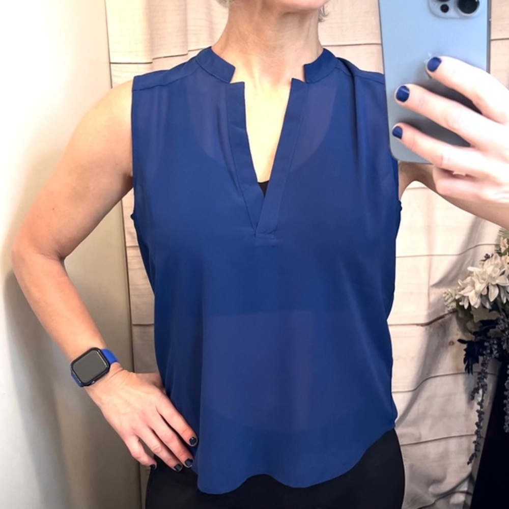 🔥2/$10 NWT🤩|•LUMIÉRE•| Pretty Blue Semi-sheer V-neck Sleeveless Top Size Small